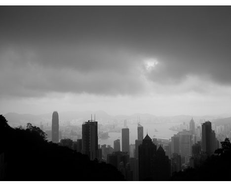 La baia di Hong Kong prima di un temporale